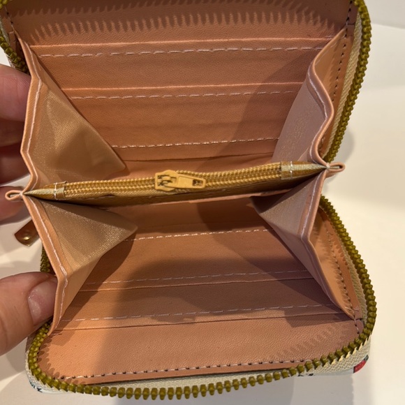 Hello Kitty Strawberry Wallet - Picture 5 of 6